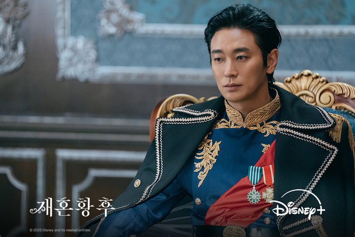 Ju Ji Hoon trong vai Hoàng đế Sovieshu của Hoàng Hậu Tái Hôn.