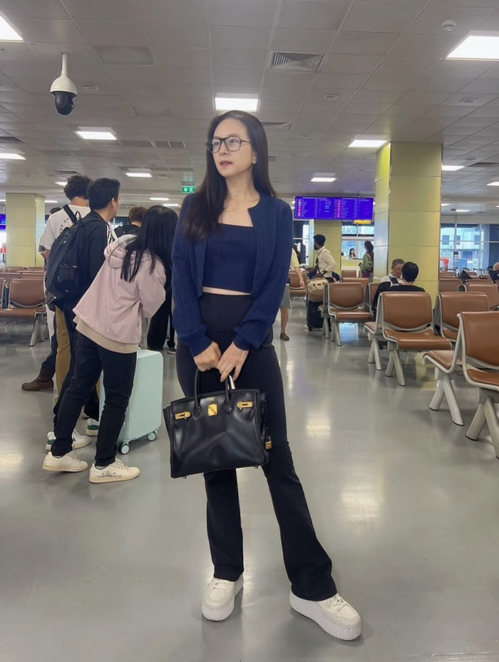 Dù tuyển Thái Lan đang khó khăn sau thất bại 0-2 trước tuyển Việt Nam ở trận chung kết lượt đi AFF Cup 2026, Madam Pang vẫn thể hiện sự lạc quan và niềm tin vào các cầu thủ. Ảnh: FBNV