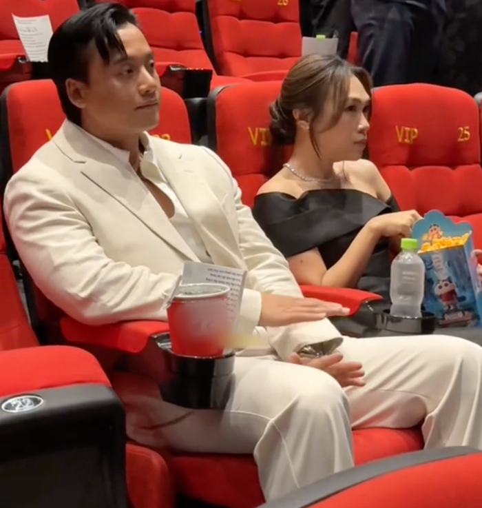 Mỹ Tâm và Mai Tài Phến ngồi cạnh nhau tại buổi ra mắt Hộ Linh Tráng Sĩ: Bí Mật Mộ Vua Đinh.&nbsp;
