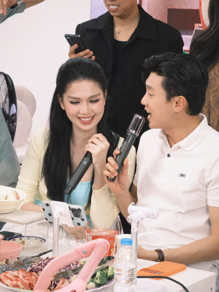 Quốc Trường chia sẻ hình ảnh vui vẻ bên Ngọc Trinh. Ảnh: FBNV