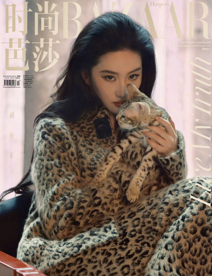 Lưu Diệc Phi xuất hiện trên ba phiên bản bìa Kim Cửu 2026 của Harper's Bazaar Trung Quốc. Ảnh: Weibo