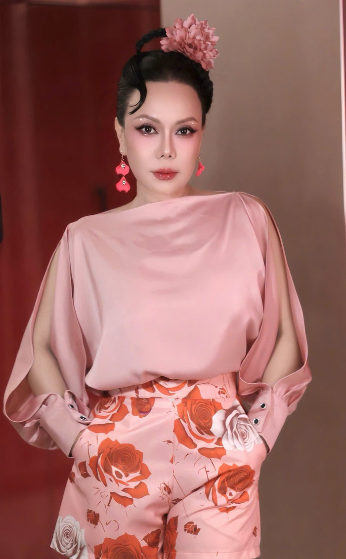 Việt Hương là gương mặt quen thuộc với khán giả gameshow truyền hình, sân khấu hài kịch và điện ảnh. Ảnh: FBNV
