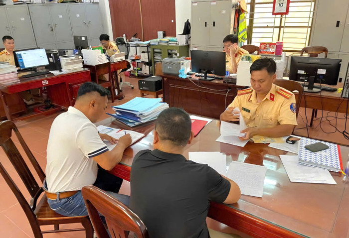 Tại Phòng CSGT Công an tỉnh Đắk Lắk, ông Nguyễn Trung Đ (áo đen, bên phải) đã thừa nhận hành vi vi phạm và cam kết khắc phục hậu quả, không tái tạm. Ảnh: Cổng TTĐT Bộ Công an&nbsp;