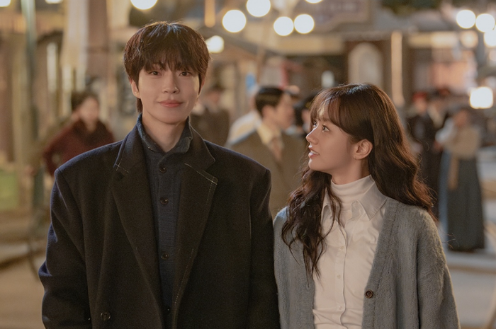 “Dream to You” xoay quanh cuộc hội ngộ của đạo diễn phim Woo Soo Bin do Hwang In Youp thủ vai và phóng viên Ju Yi Jae do Hyeri đảm nhận. Từng có chung ước mơ từ thời trung học, cả hai đã bước sang những ngã rẽ khác nhau của cuộc đời trước khi tình cờ gặp lại. Nếu Soo Bin trở về sau khi đạt được ước mơ, Yi Jae lại dường như đã đánh mất mục tiêu từng khiến cô nhiệt huyết. Ban đầu, Yi Jae không mấy thoải mái trước sự xuất hiện của người cũ, nhưng quá trình cùng nhau theo đuổi giấc mơ dang dở đã khiến những rung động năm xưa dần trở lại. Điểm hấp dẫn của phim nằm ở việc tình yêu không chỉ đơn thuần được khơi lại mà còn trở thành động lực để hai nhân vật chữa lành, trưởng thành và tìm lại chính mình.