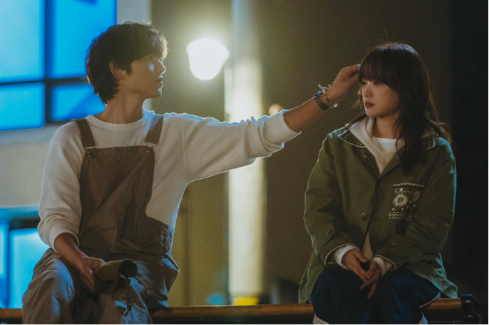 “Tuổi Trẻ Của Tôi” lại mang đến một câu chuyện yêu lại đầy day dứt giữa Sunwoo Hae do Song Joong Ki thủ vai và Sung Je Yeon do Chun Woo Hee đảm nhận. Sau nhiều năm xa cách, họ gặp lại nhau khi cả hai đều đã thay đổi. Hae phải đối mặt với căn bệnh nan y, trong khi Je Yeon cũng bắt đầu nhìn lại những lựa chọn và tham vọng của bản thân. Cuộc hội ngộ vì thế không chỉ đơn giản là chuyện hai người yêu cũ tìm về bên nhau. Đó còn là hành trình chữa lành, học cách chấp nhận những mất mát và trân trọng khoảng thời gian còn lại. Tình yêu trong phim mang màu sắc trưởng thành, nhẹ nhàng nhưng có khả năng chạm đến cảm xúc của người xem.Từ những rung động dang dở thời thanh xuân đến những mối tình trưởng thành sau nhiều năm xa cách, 6 bộ phim trên đều cho thấy một sức hút đặc biệt của mô típ “yêu lại từ đầu”. Bởi đôi khi, điều khiến một tình yêu trở nên đáng nhớ không phải là hai người chưa từng rời xa, mà là sau tất cả, họ vẫn tìm được đường quay trở về bên nhau.