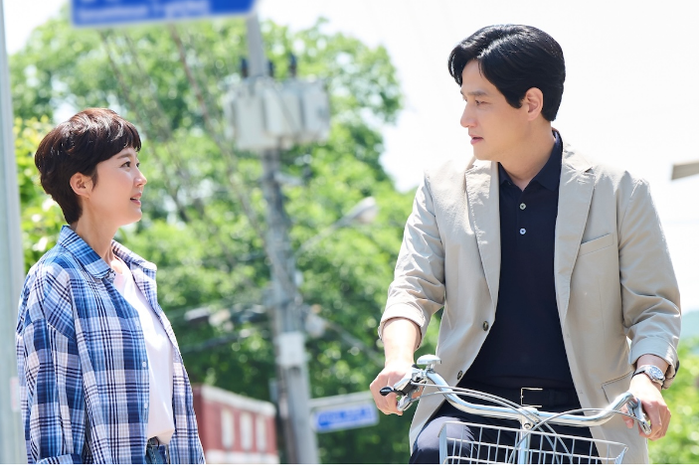 “Thêm một lần yêu” khai thác mô típ yêu lại theo hướng trưởng thành và giàu tính chữa lành. Lee Ji An do Yum Jung Ah thủ vai và Ryu Jeong Seok do Park Hae Joon đảm nhận từng là người yêu của nhau nhưng cuối cùng mỗi người lại đi một con đường riêng. Nhiều năm sau, họ bất ngờ tái ngộ trong hoàn cảnh cả hai đều đang trải qua những thay đổi lớn của cuộc sống, đặc biệt là hành trình làm cha mẹ đơn thân. Không còn là những rung động bồng bột của tuổi trẻ, tình cảm giữa Ji An và Jeong Seok được xây dựng từ sự đồng cảm, thấu hiểu và những tổn thương mà cả hai từng trải qua. Khi những vết thương cũ dần được xoa dịu, tình yêu cũng có cơ hội bắt đầu lại theo một cách chín chắn hơn.