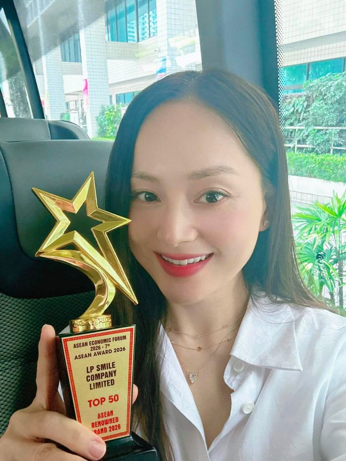 Lan Phương đến Singapore nhận giải thưởng Top 50 ASEAN Renowned Brand 2026. Ảnh: FBNV