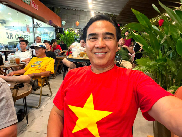 Nghệ sĩ Quyền Linh hòa vào không khí mừng chức vô địch ASEAN Cup 2026 của đội tuyển Việt Nam. (Ảnh: FBNV)