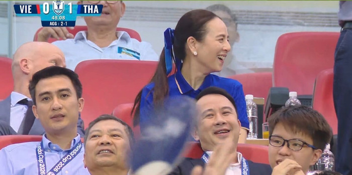 Một trong những khoảnh khắc đáng chú ý nhất trận chung kết AFF Cup 2026 giữa Việt Nam và Thái Lan không đến từ sân cỏ, mà xuất hiện trên khán đài Mỹ Đình, nơi Madam Pang theo dõi trận đấu.