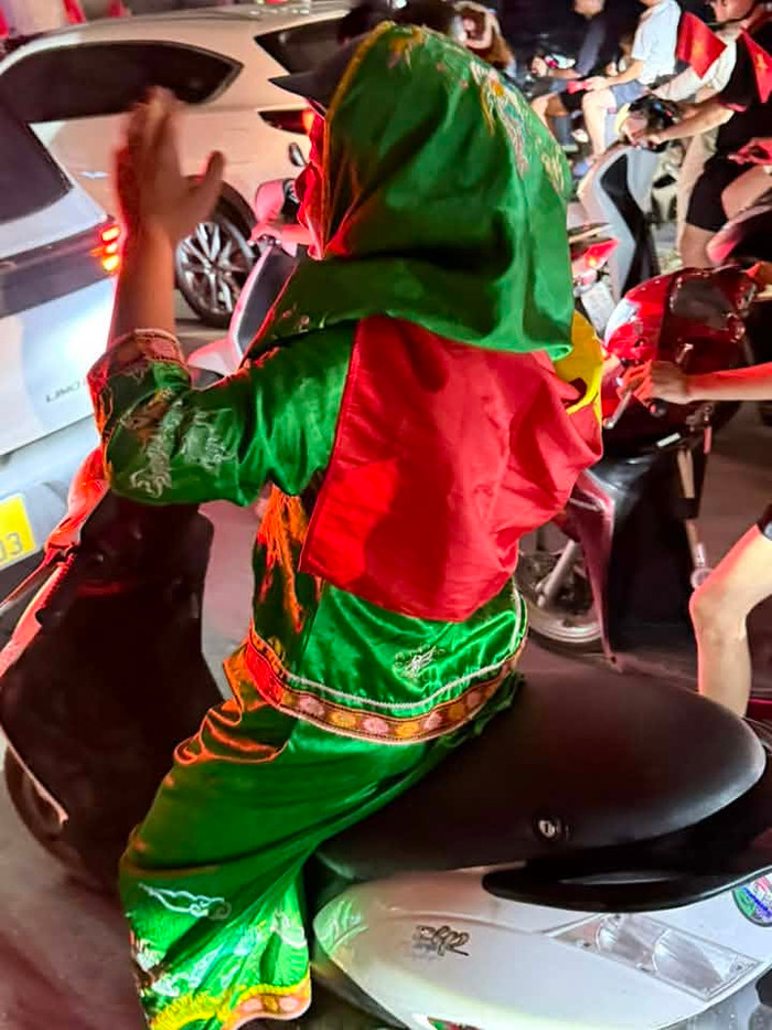 Những trang phục ấn tượng của giới trẻ khi xuống đường 'đi bão' ăn mừng tuyển Việt Nam vô địch Ảnh 11