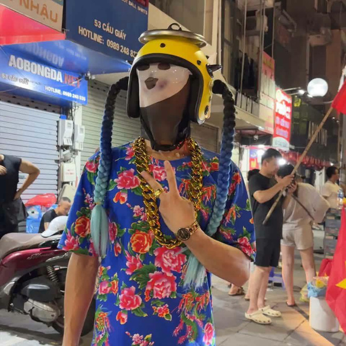 Những trang phục ấn tượng của giới trẻ khi xuống đường 'đi bão' ăn mừng tuyển Việt Nam vô địch Ảnh 10