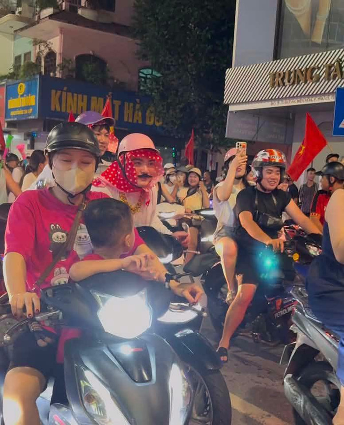 Những trang phục ấn tượng của giới trẻ khi xuống đường 'đi bão' ăn mừng tuyển Việt Nam vô địch Ảnh 4