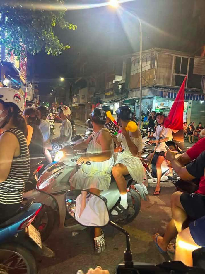Những trang phục ấn tượng của giới trẻ khi xuống đường 'đi bão' ăn mừng tuyển Việt Nam vô địch Ảnh 7
