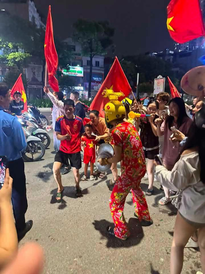 Những trang phục ấn tượng của giới trẻ khi xuống đường 'đi bão' ăn mừng tuyển Việt Nam vô địch Ảnh 5
