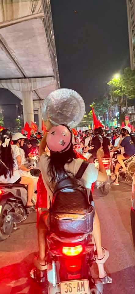Những trang phục ấn tượng của giới trẻ khi xuống đường 'đi bão' ăn mừng tuyển Việt Nam vô địch Ảnh 2