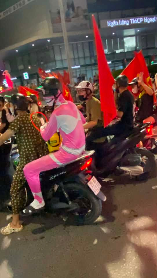 Những trang phục ấn tượng của giới trẻ khi xuống đường 'đi bão' ăn mừng tuyển Việt Nam vô địch Ảnh 14