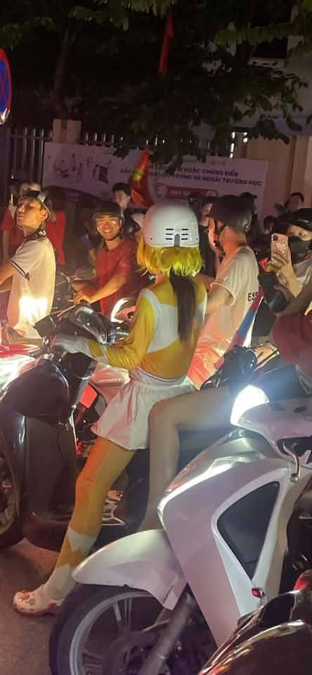 Những trang phục ấn tượng của giới trẻ khi xuống đường 'đi bão' ăn mừng tuyển Việt Nam vô địch Ảnh 12