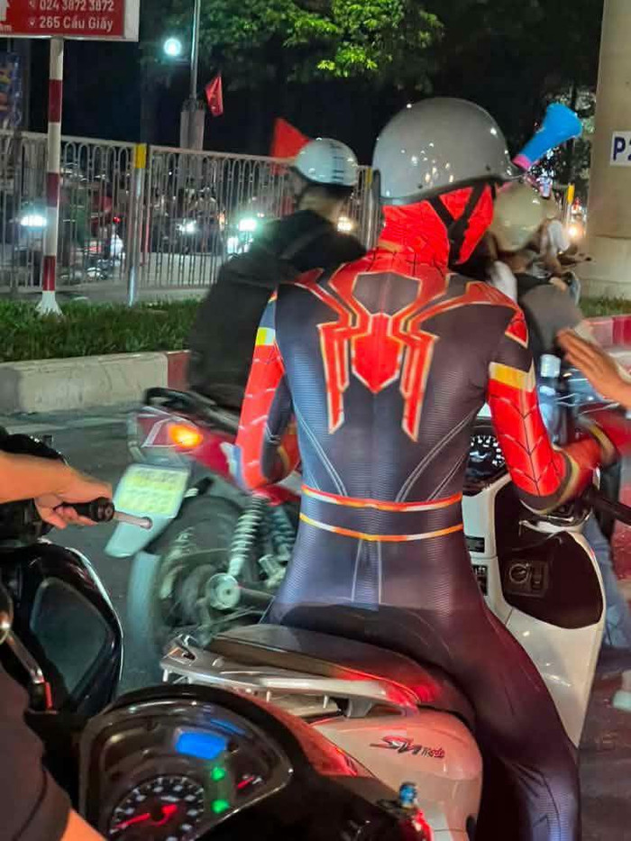 Những trang phục ấn tượng của giới trẻ khi xuống đường 'đi bão' ăn mừng tuyển Việt Nam vô địch Ảnh 13