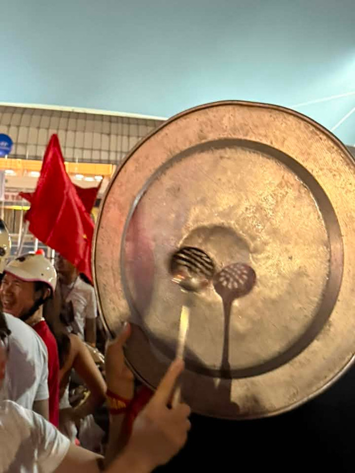 Người hâm mộ quá cuồng nhiệt, gõ 'lỏm' chiếc mâm để cổ vũ tuyển Việt Nam. Ảnh: Thu Hip