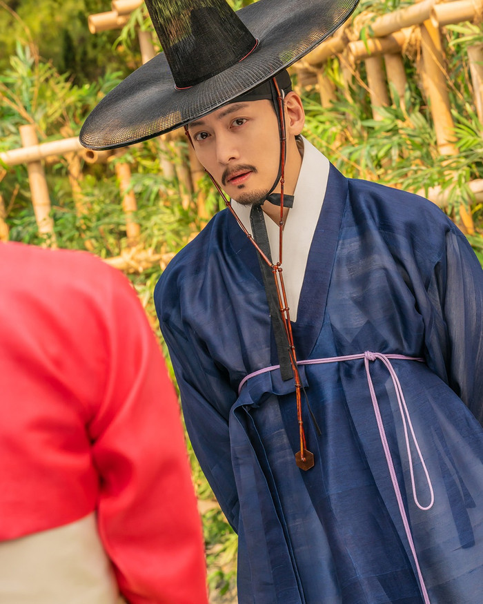 Ji Chang Wook đảm nhận vai Jo Won, người được giới thiệu là tay phong tình nổi tiếng nhất Joseon. (Ảnh: Netflix)