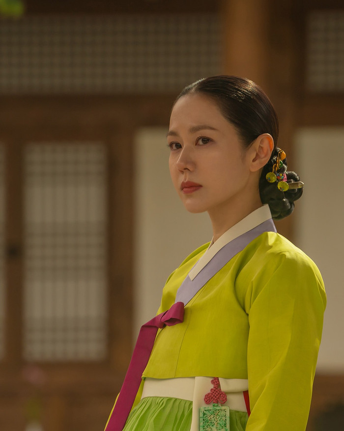 Trong loạt ảnh mới, Son Ye Jin thu hút sự chú ý với tạo hình phu nhân Jo. (Ảnh: Netflix)
