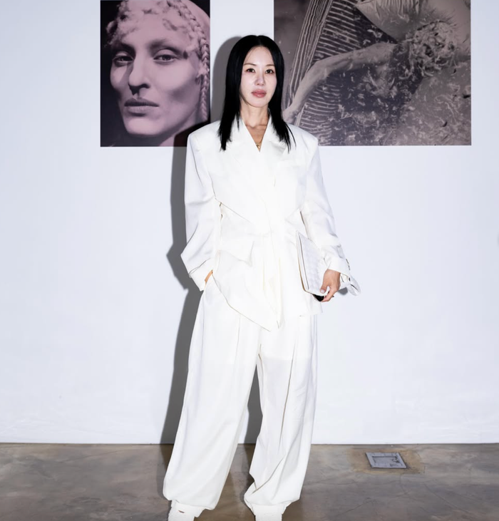 Điều khiến khán giả ấn tượng là khả năng biến hóa thời trang của Uhm Jung Hwa.