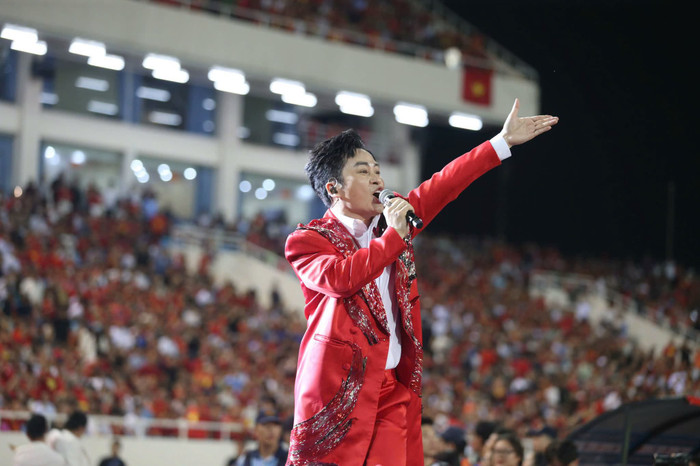 Tùng Dương sau đêm chung kết ASEAN Cup 2026: 'Khoảnh khắc khó quên nhất trong đời nghệ sĩ' Ảnh 3