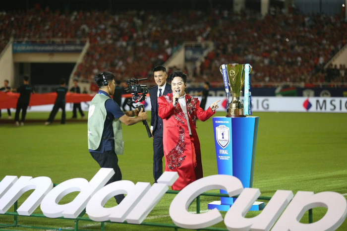 Tùng Dương sau đêm chung kết ASEAN Cup 2026: 'Khoảnh khắc khó quên nhất trong đời nghệ sĩ' Ảnh 1