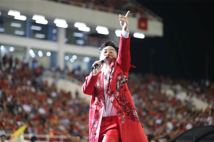 Tùng Dương sau đêm chung kết ASEAN Cup 2026: 'Khoảnh khắc khó quên nhất trong đời nghệ sĩ' Ảnh 2