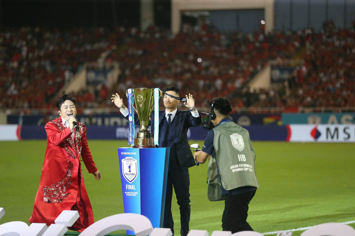 Tùng Dương sau đêm chung kết ASEAN Cup 2026: 'Khoảnh khắc khó quên nhất trong đời nghệ sĩ' Ảnh 5