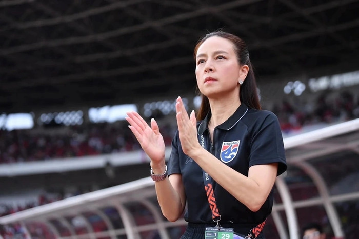 Madam Pang có tình yêu đặc biệt với bóng đá. Bà hiện là Chủ tịch Liên đoàn Bóng đá Thái Lan (FAT).