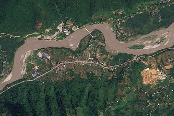 Vụ sạt lở sông băng có thể đã gây ra trận lũ quét chết người gần biên giới Nepal với Tây Tạng, nơi 34 người Úc nằm trong số hàng trăm người vẫn đang mất tích (Planet Labs).