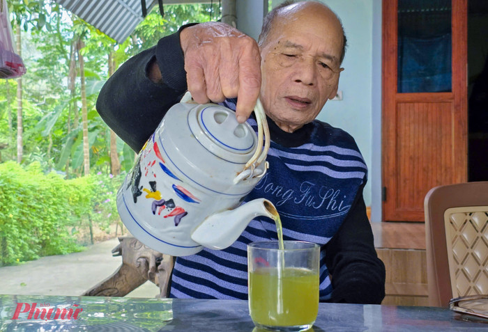 Về xứ Nghệ thưởng thức chén nước chè xanh. Ảnh: báo Phụ nữ