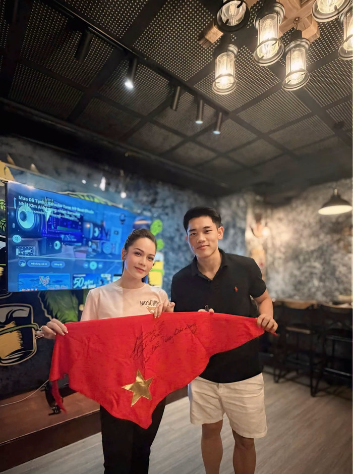 Nhật Kim Anh gửi lời chúc đến Đình Bắc sau thành tích cá nhân ấn tượng của nam cầu thủ. Ảnh: FBNV