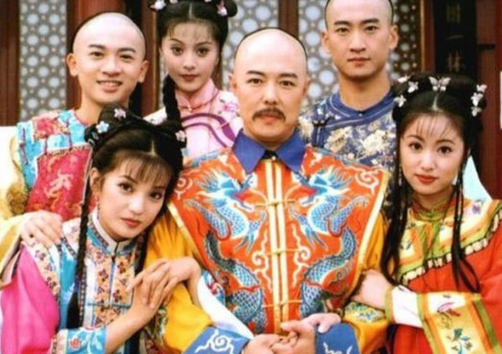 Hoàn Châu Cách Cách quy tụ dàn diễn viên trẻ và trở thành hiện tượng truyền hình cuối thập niên 1990.