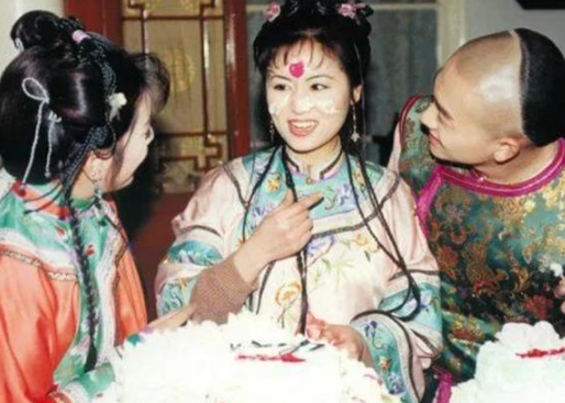 Những hình ảnh phía sau ống kính hé lộ dàn diễn viên còn rất trẻ trước khi bộ phim trở thành hiện tượng.