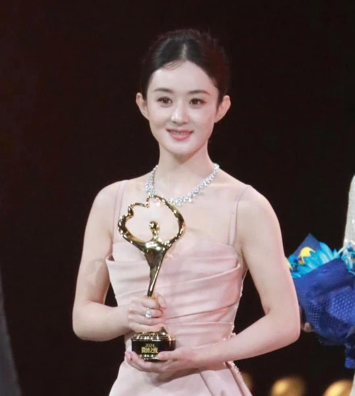 Việc Triệu Lệ Dĩnh vắng mặt tại livestream thương hiệu khiến cô tiếp tục trở thành tâm điểm chú ý và thông tin về sức khỏe của Triệu Lệ Dĩnh đang nhận được nhiều sự quan tâm giữa lúc tranh luận về đề cử Kim Ưng chưa lắng xuống. ẢNh: Weibo