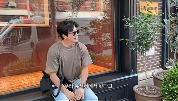 Kwon Sang Woo và vợ cùng đi mua sắm ở Mỹ, gặp tình huống dở khóc dở cười.