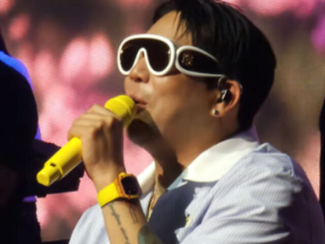 MC Mong xuất hiện tại buổi concert với chiếc đồng hồ đắt tiền.