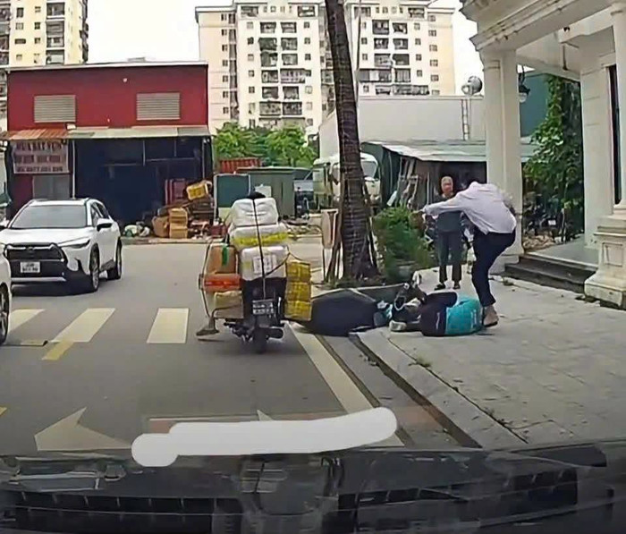 Camera ghi lại khoảnh khắc nam thanh niên bị hành hung. Ảnh: Công an TP Hà Nội