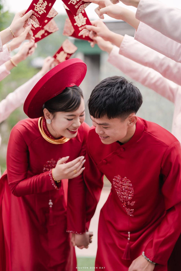 Cô giáo Nguyễn Linh và cầu thủ Hồ Văn Cường.