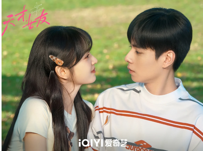 Bạn gái thiên tài do Điền Hi Vi và Hồ Nhất Thiên đóng chính được kỳ vọng là “hắc mã” đáng xem nhất năm 2026. Phim kể về đôi bạn thanh mai trúc mã, đồng thời là hai học bá hàng đầu, luôn cạnh tranh trong học tập nhưng dần nảy sinh tình cảm. Từ những màn đấu trí trên lớp, cả hai trở thành tri kỷ, cùng nhau trưởng thành, yêu đương và cuối cùng bước vào lễ đường.