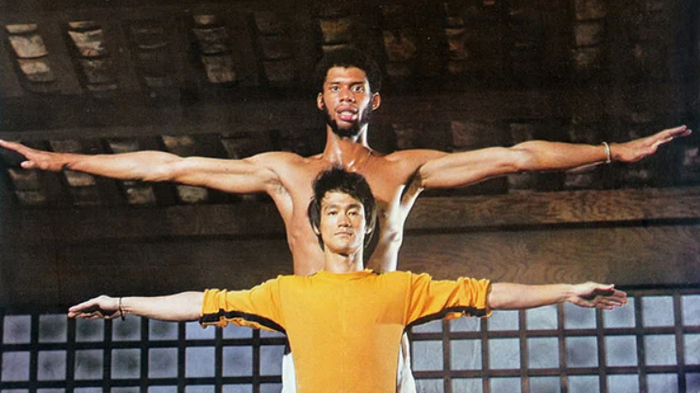 Lý Tiểu Long và Kareem Abdul-Jabbar có mối quan hệ đặc biệt khi huyền thoại NBA từng là học trò được ông trực tiếp hướng dẫn võ thuật. Ảnh: Sohu.