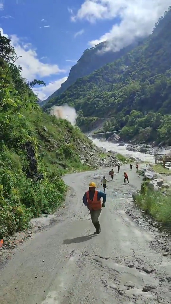 Kinh hoàng khoảnh khắc công nhân tháo chạy trước 'bức tường' bùn cao 15m, ai nhìn cũng thót tim Ảnh 1