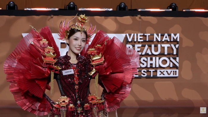 Người đẹp đến từ Trung Quốc giành chiến thắng tại hạng mục The World Designer Award.