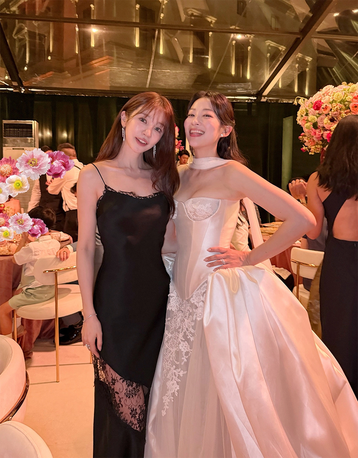 Việc Yoon Eun Hye lên tiếng cho thấy bộ váy gây tranh cãi không phải lựa chọn ngẫu nhiên.