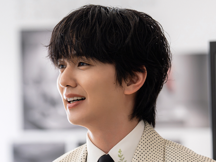 Yoo Seung Ho khiến khán giả tò mò với ánh mắt khó đoán.
