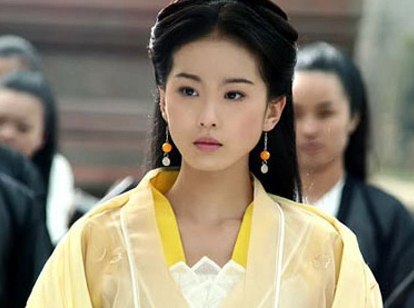 Xuất hiện không nhiều nhưng Hoàng Sam Nữ Tử luôn khiến người khác phải chú ý bởi thực lực đặc biệt.