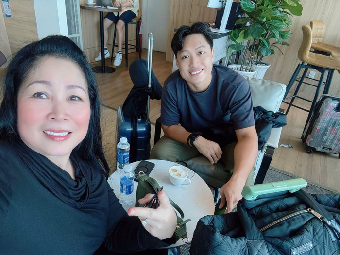 Hai mẹ con NSND Hồng Vân đi Melbourne diễn Người Vợ Ma. Ảnh: FBNV