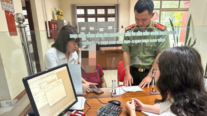 &nbsp;Công an xã Na Rì kịp thời ngăn người dân chuyển tiền cho đối tượng lừa đảo.&nbsp;